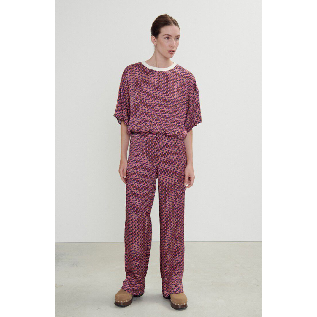 American Vintage SHaning trousers modelled.  Pink navy and brown floral printed drapey trousers.